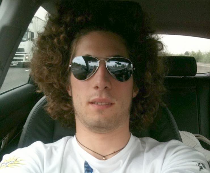 Marco Simoncelli si fa un selfie in auto