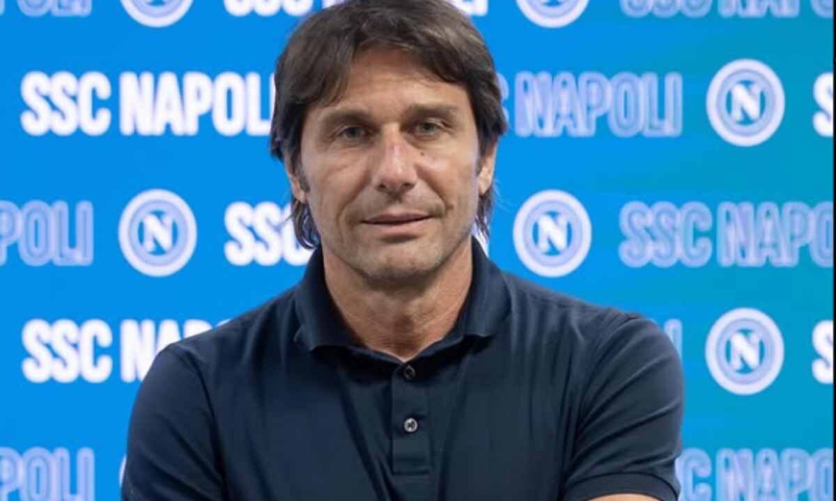 Antonio Conte alla presentazione come nuovo tecnico del Napoli