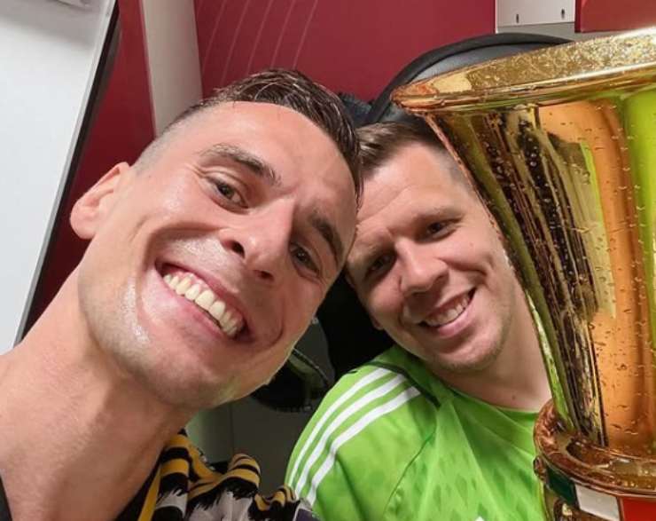 Milik con Szczesny dopo la vittoria della Coppa Italia