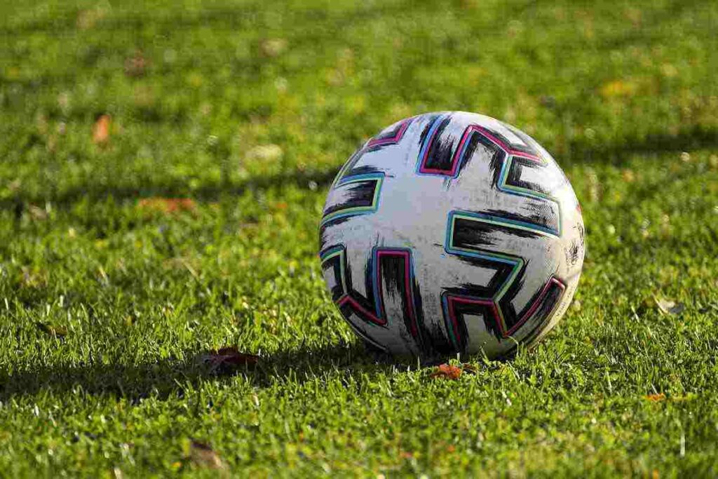 Pallone sul campo di calcio