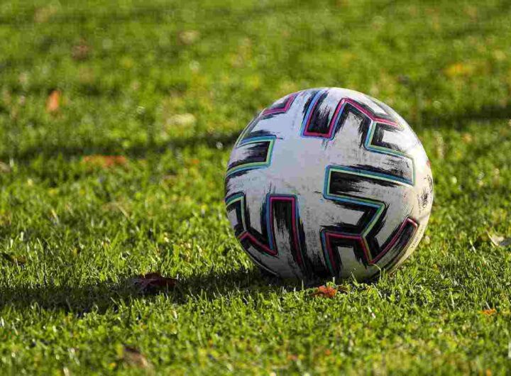 Pallone sul campo di calcio