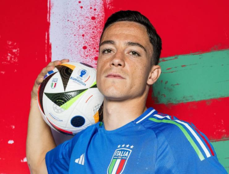 Raspadori foto con la maglia dell'Italia