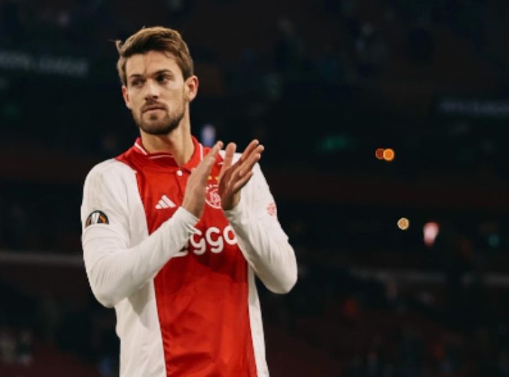 Rugani con la maglia dell'Ajax