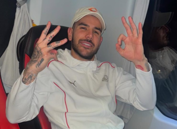 Theo Hernandez nel pullman del Milan