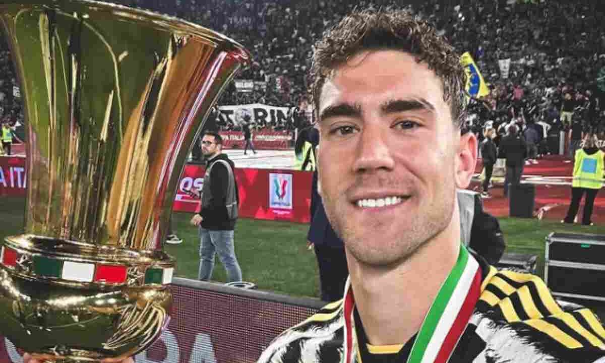 Vlahovic con la Coppa Italia appena vinta