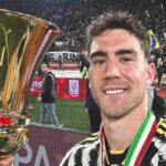 Vlahovic con la Coppa Italia appena vinta